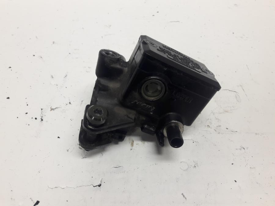 Framsidan på Bromshuvudcylinder från en Triumph Tiger -1999 motorcykel.