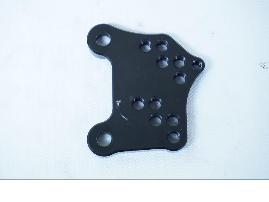 Baksidan på Fotpinnefäste inre från en Aprilia RSV 1000 -2004 motorcykel.