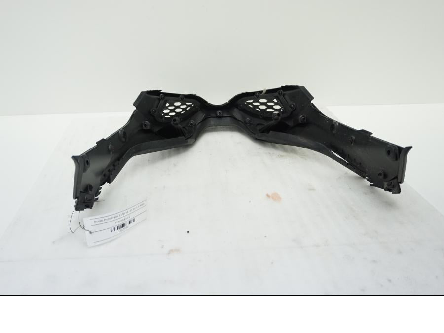 Snett uppifrån på Framskärm från en Ducati Multistrada 1158 V4 -2021 motorcykel.