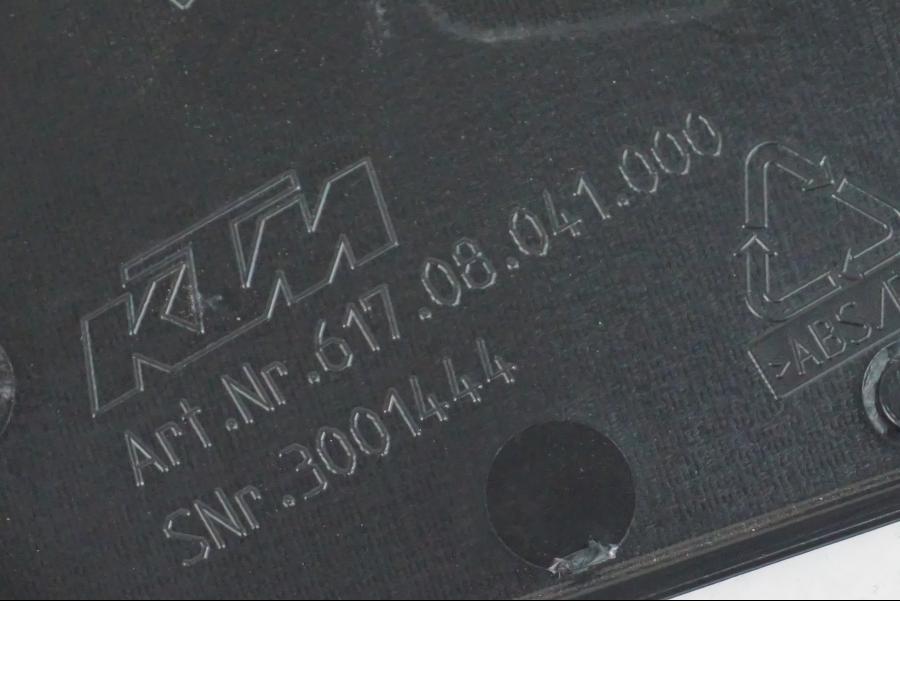 Höger sida på Sidopanel från en KTM 1290 Super Duke R EVO -2023 motorcykel.