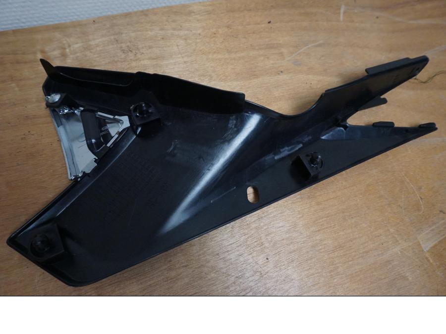 Snett uppifrån på Sidopanel från en Suzuki GSF 650 -2011 motorcykel.