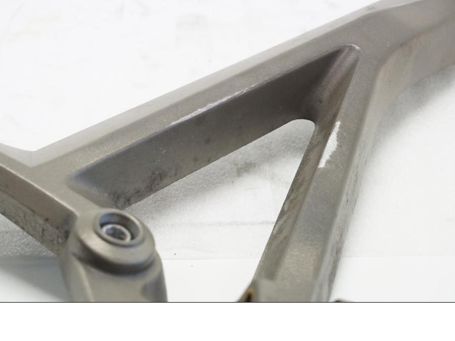 Höger sida pÄ FotpinnefÀste frÄn en Aprilia SL 750 Shiver -2008 motorcykel.