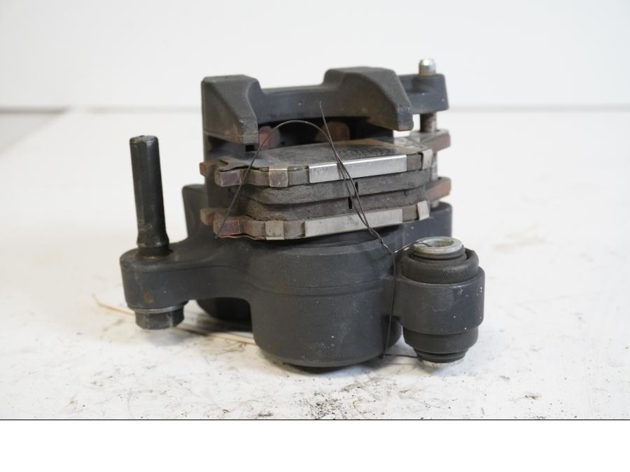 Höger sida på <p>Bromsok bak från Yamaha YZF 1000 R1 2007.</p>
<p>Nissin. Ett kolvs ok.</p> motorcykel.