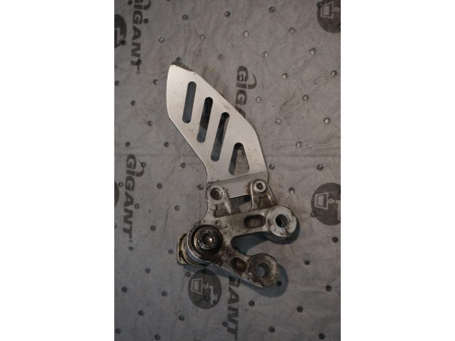 Baksidan på Fotpinnefäste från en Suzuki GSX-R 1000 -2008 motorcykel.