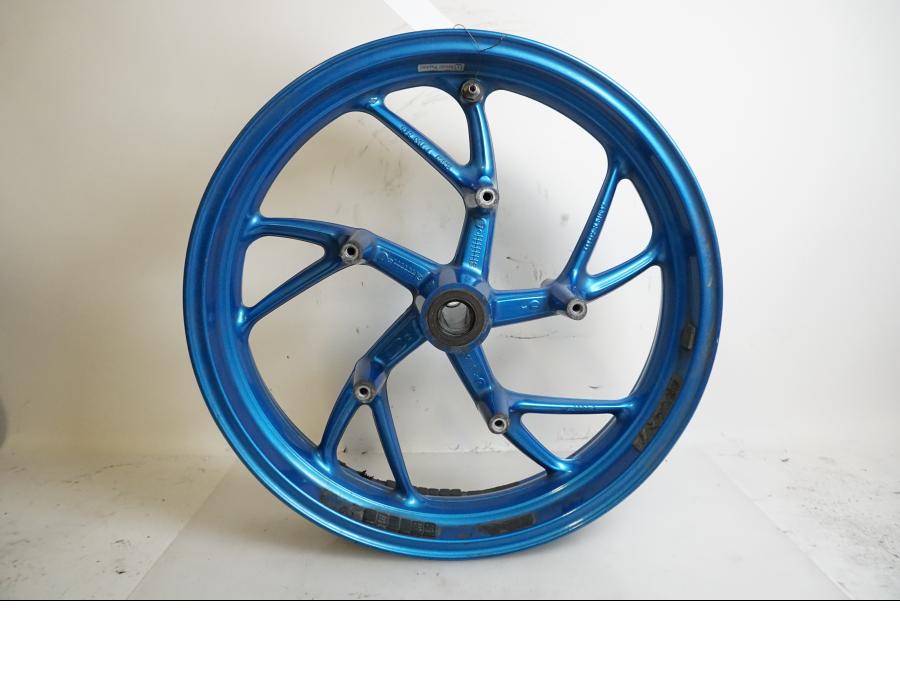 Höger sida på Fälg från en BMW K 1200 S -2007 motorcykel.