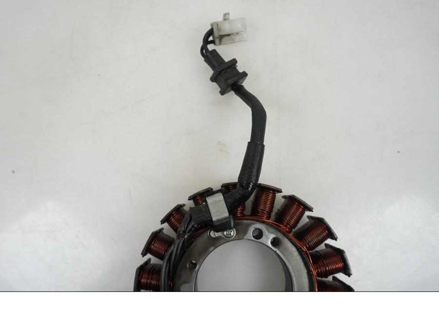 Snett uppifrån på Generator från en Kawasaki VN 1600 -2004 motorcykel.