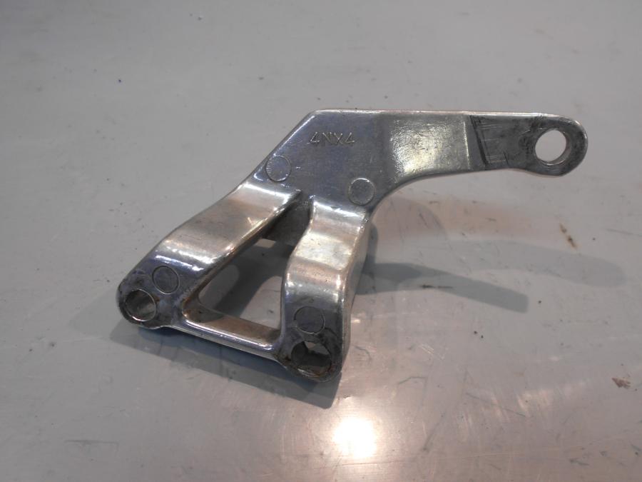 Baksidan på Fotpinnefäste från en Yamaha TRX 850 -1996 motorcykel.