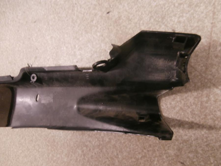 Snett nerifrån på Bakvinge från en Honda VFR 750 -1992 motorcykel.