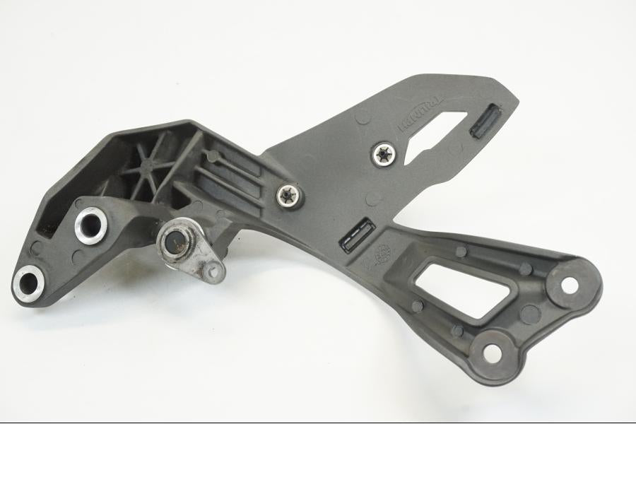 Höger sida på Fotpinnefäste från en Triumph Tiger 1200 -2018 motorcykel.