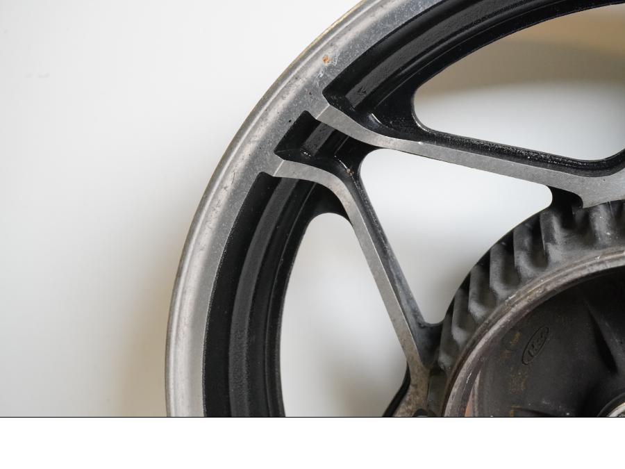 Extrabild6 på Fälg från en Honda VF 750 C -1983 motorcykel.