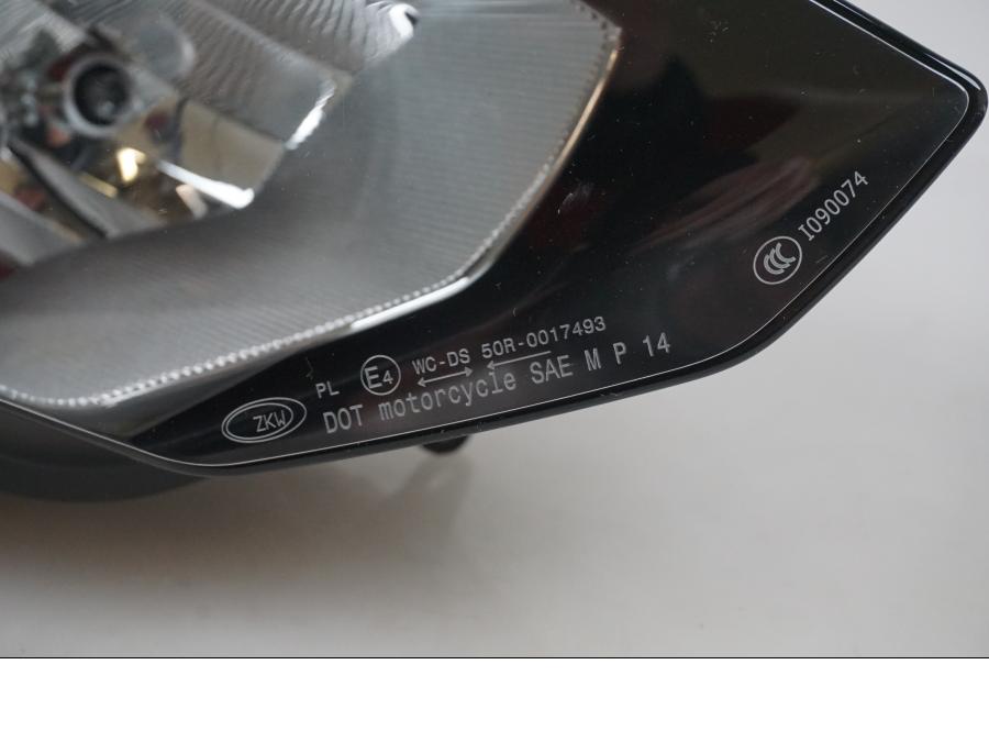 Snett nerifrån på Strålkastare från en BMW S 1000 RR -2016 motorcykel.