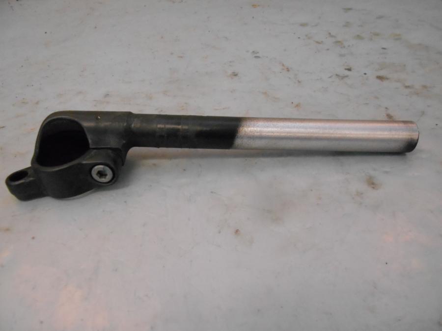 Baksidan pÄ Styre frÄn en Yamaha YZF-R 125 -2012 motorcykel.