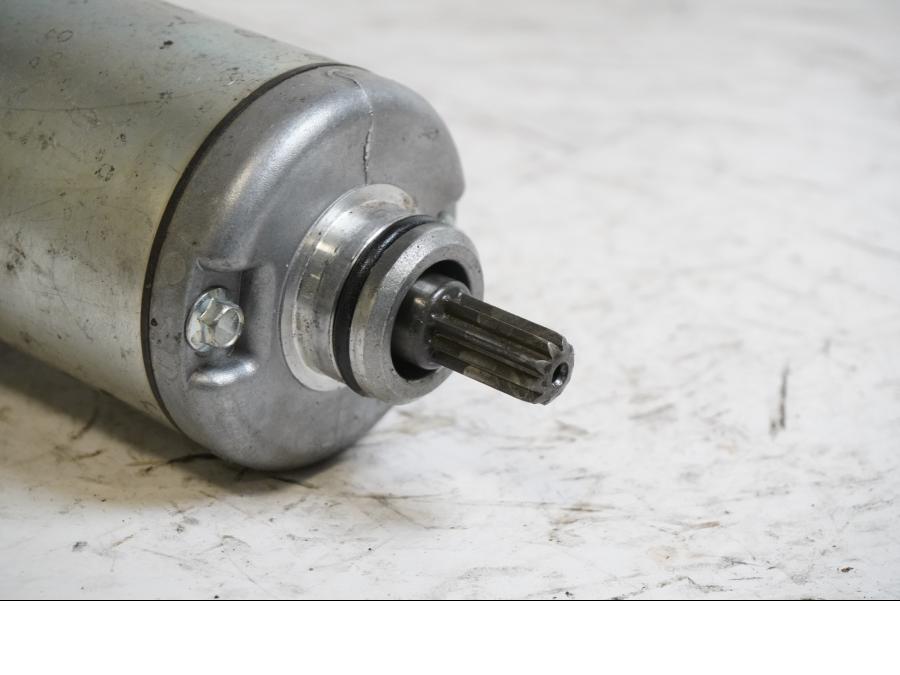 Baksidan på Startmotor från en Yamaha FZ-8 -2011 motorcykel.