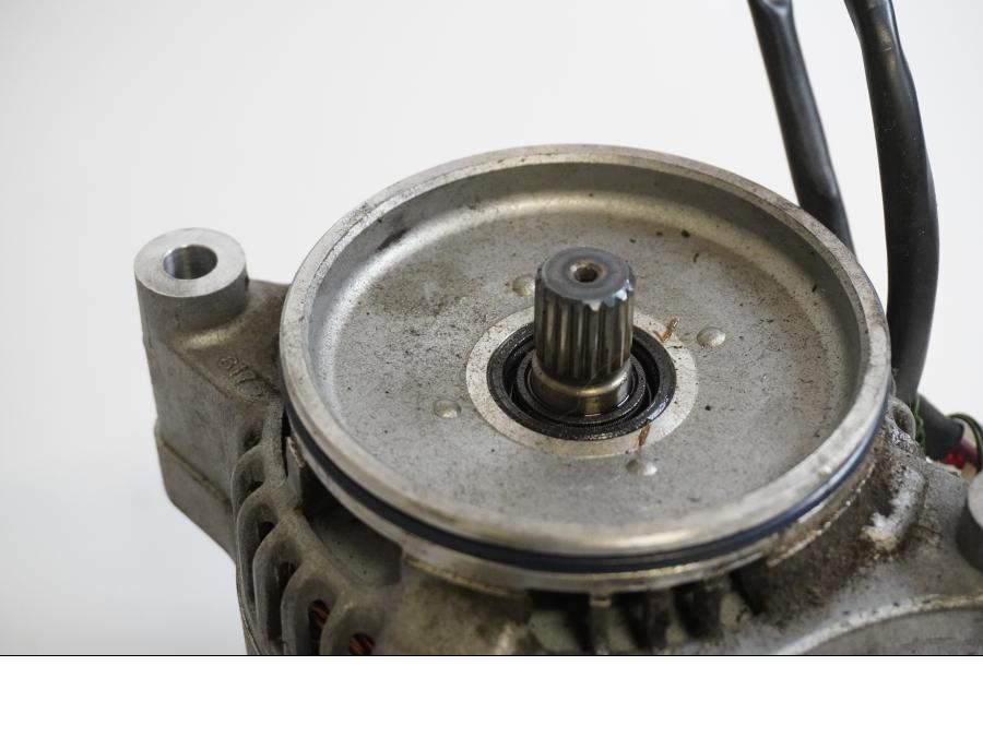 Baksidan på Generator från en Yamaha YZF 1000 R -1999 motorcykel.