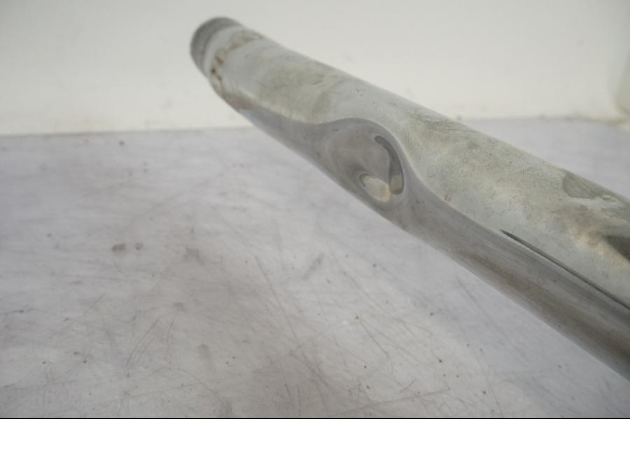 Snett nerifrån på Mellanburk från en Triumph Bonneville T120 -2021 motorcykel.