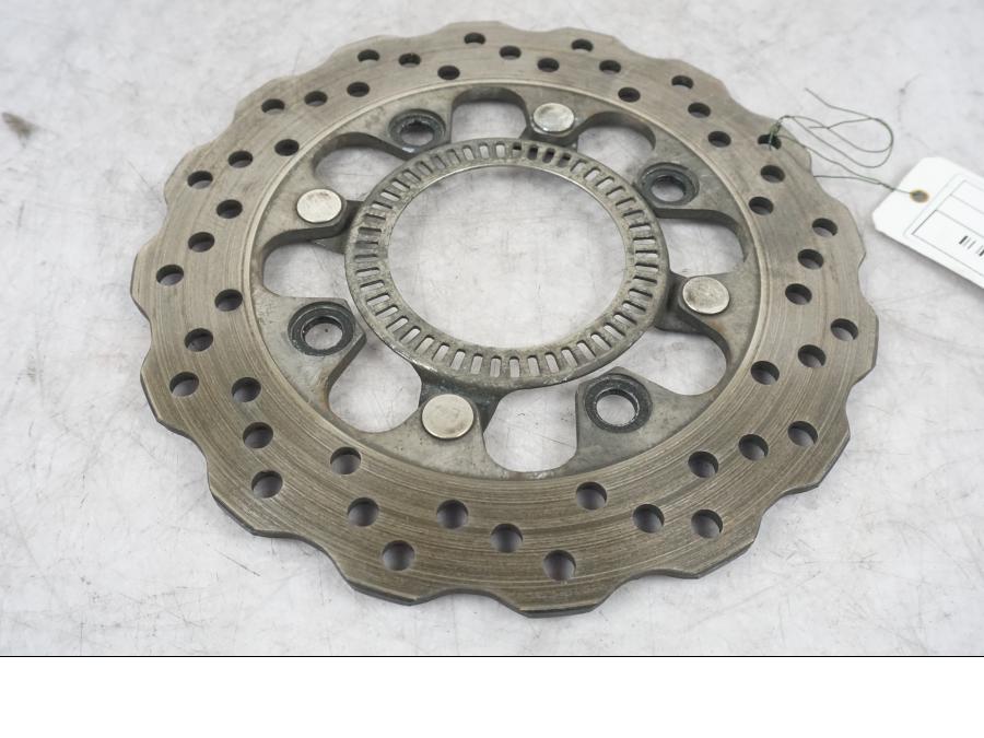 Framsidan på <p>Bromsskiva bak från Kawasaki ER-6N ABS 2011.</p>
<p>220x4,89mm</p> motorcykel.