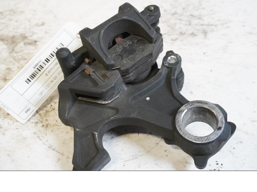 Höger sida på <p>Bromsok bak från Suzuki GSX-R 750 2009.</p>
<p>Tokico 1-kolv.</p> motorcykel.