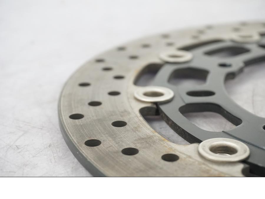 Vänster sida på Bromsskiva från en Yamaha YZF R6 -2008 motorcykel.