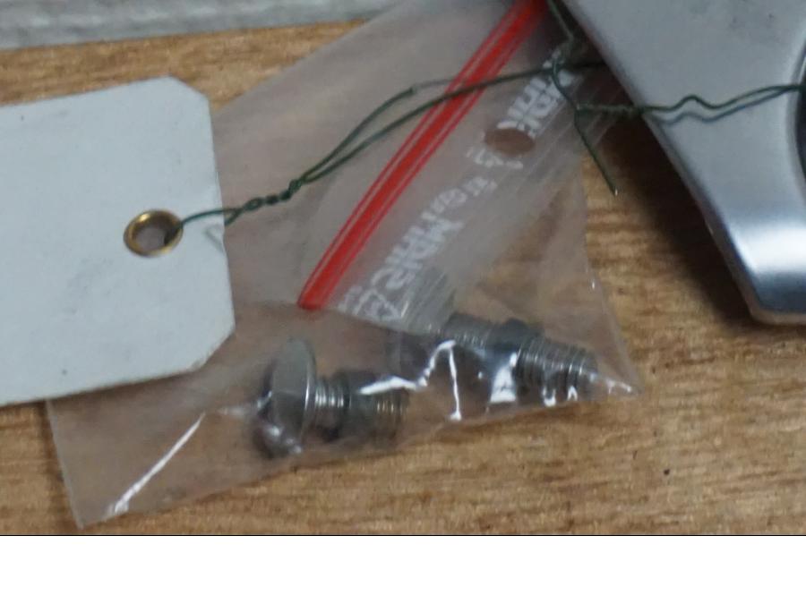 Baksidan på Gaffelbensskydd från en Suzuki VZ 800 -1997 motorcykel.