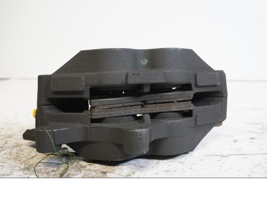 Höger sida på Bromsok från en BMW K 1200 R Sport -2007 motorcykel.