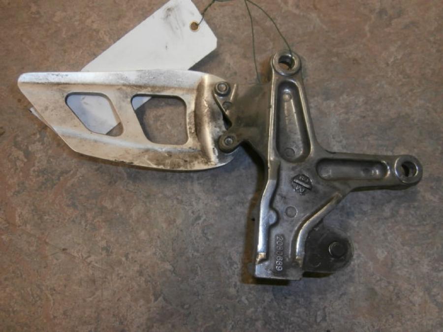 Baksidan på Fotpinnefäste från en Triumph Daytona 650 -2005 motorcykel.