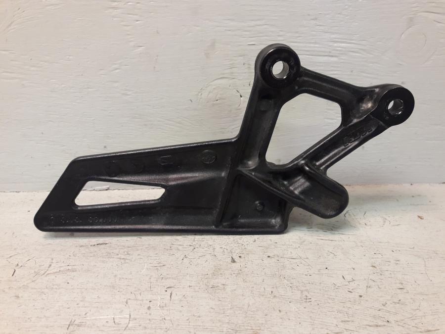 Baksidan på Fotpinnefäste från en KTM 1290 Super Duke -2016 motorcykel.