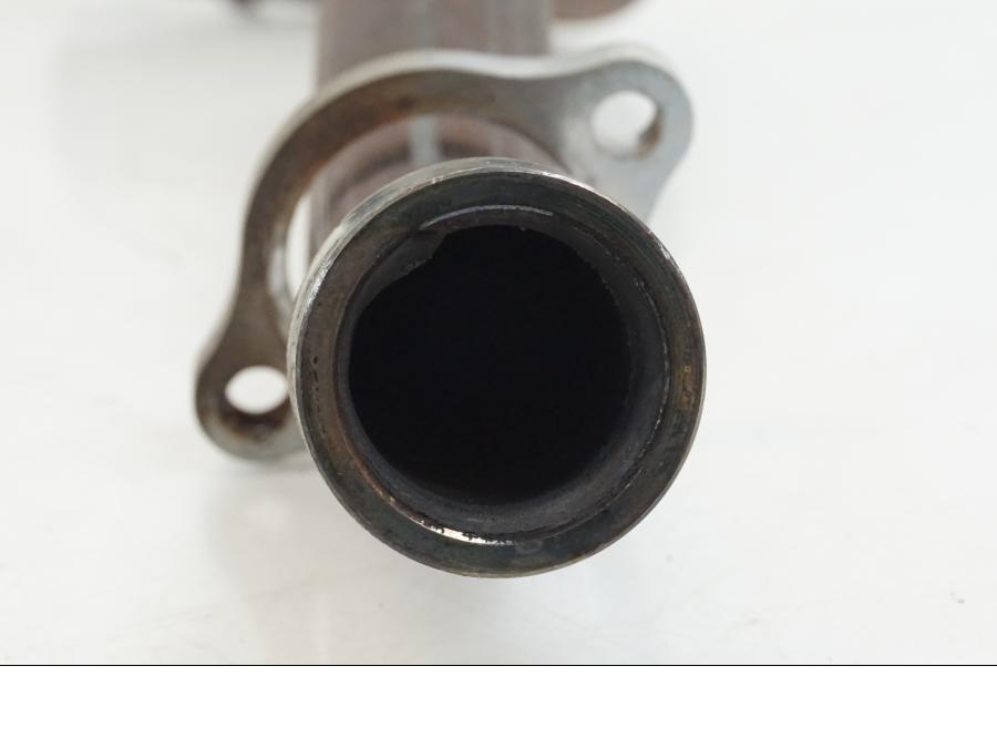 Snett nerifrån på Grenrör från en Honda VFR 800 -2003 motorcykel.