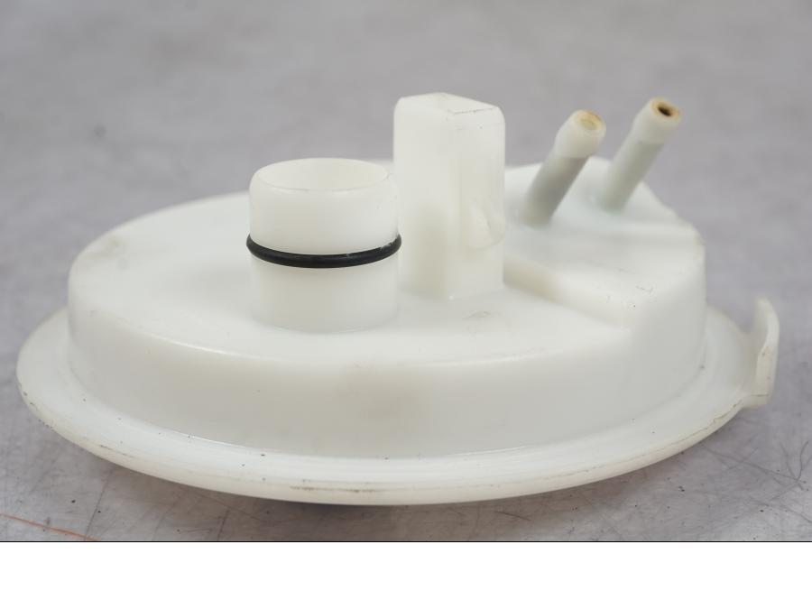 Snett nerifrån på Bensintanksanslutning från en BMW R 1200 GS -2005 motorcykel.