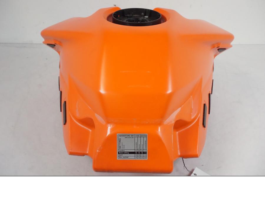 Höger sida på Bensintank från en KTM 390 Adventure -2021 motorcykel.