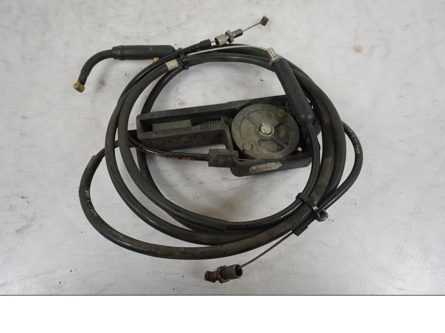 Baksidan på Vajerfördelare från en BMW R 850 R -2004 motorcykel.