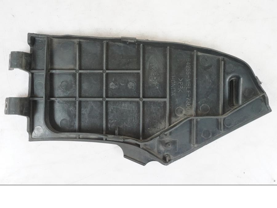 Vänster sida på Sidkåpslucka från en Honda NT 650 V -2002 motorcykel.