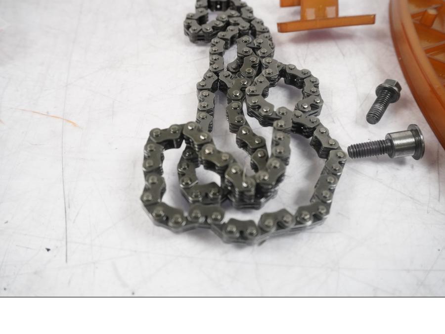 Vänster sida på Kamkedja från en KTM 125 Duke -2017 motorcykel.