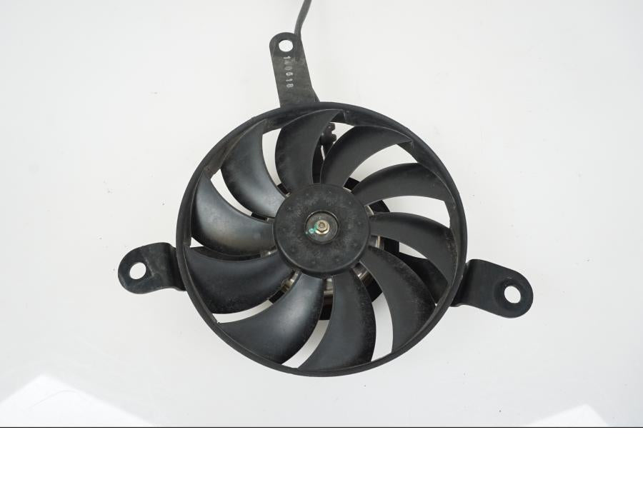 Baksidan på Vattenkylfläkt från en Ducati Monster 1200 -2019 motorcykel.