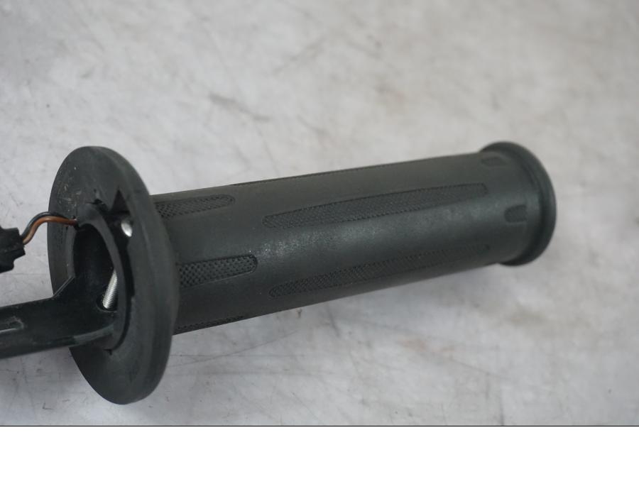 Höger sida på Värmehandtag från en BMW F 800 R -2018 motorcykel.