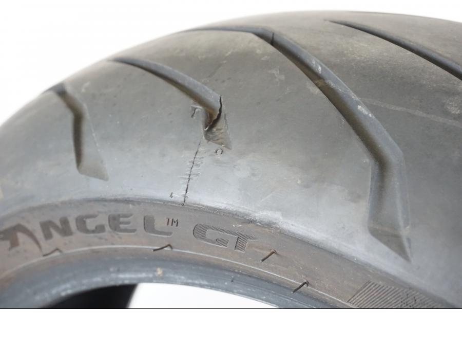 Snett nerifrån på <p>Begagnad däck av märket Pirelli och modell Gran Turismo Angel GT.</p>
<p>Dimension 180/55 ZR 17 M/C (73W). </p>
<p>Mönsterdjup ca: (5,30mm i mitten) (4,35mm yttre däck) ca 80% kvar.</p>
<p>Tillv 1821.</p>
<p>Mindre märke finns se bild.</p> moped.