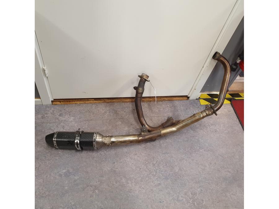 Höger sida på Avgassystem från en Suzuki SV 650 -2003 motorcykel.