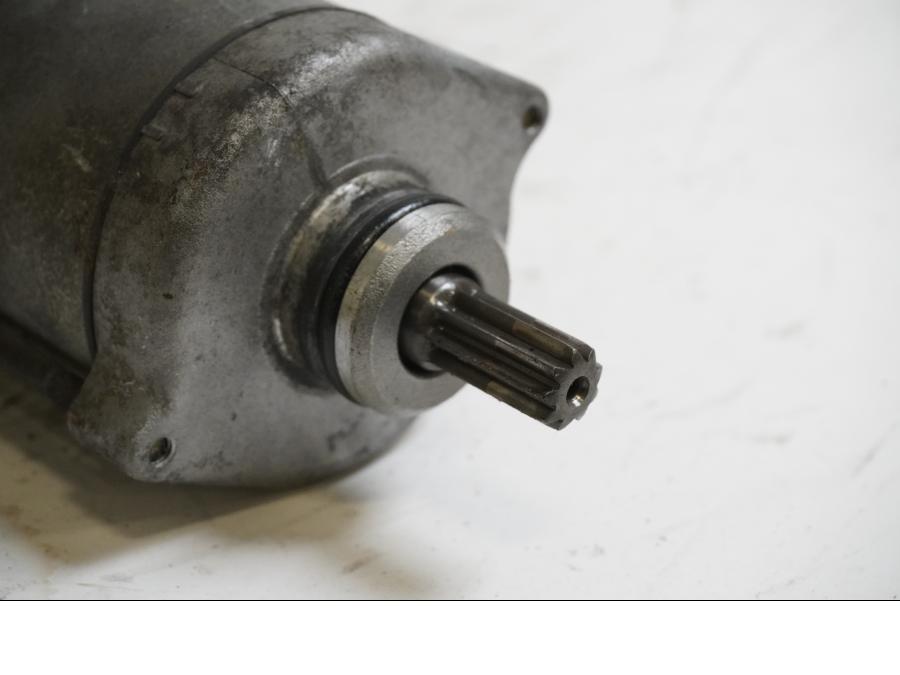 Baksidan på Startmotor från en Honda CBR 1100 XX -1999 motorcykel.