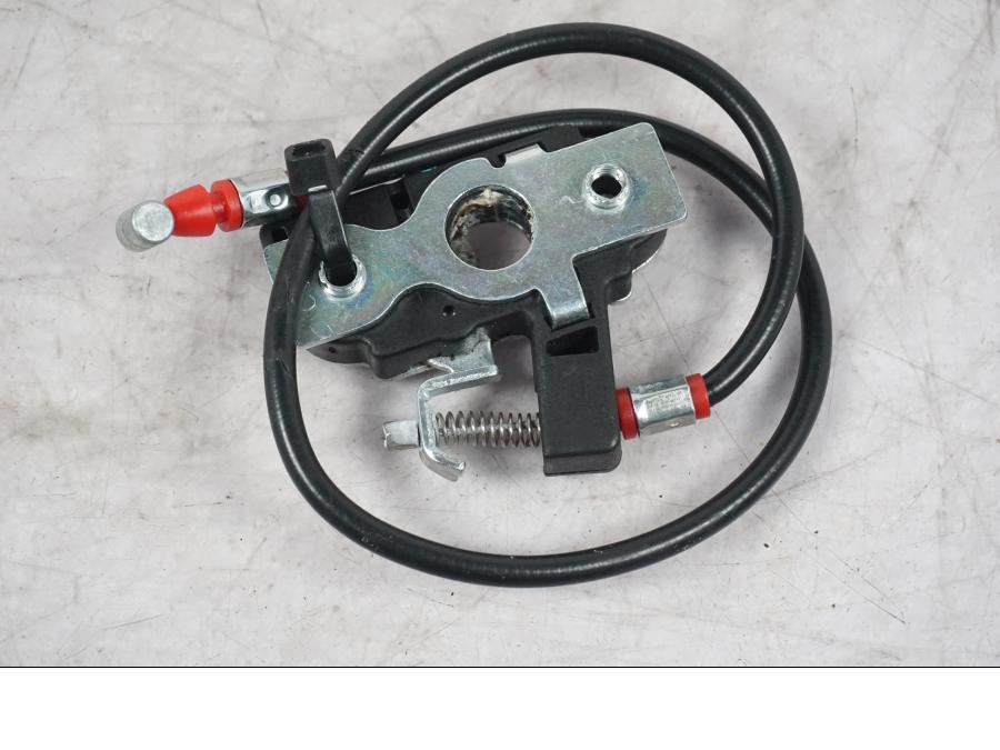 Vänster sida på Sadellåsmekanism från en Ducati Multistrada V4 -2024 motorcykel.