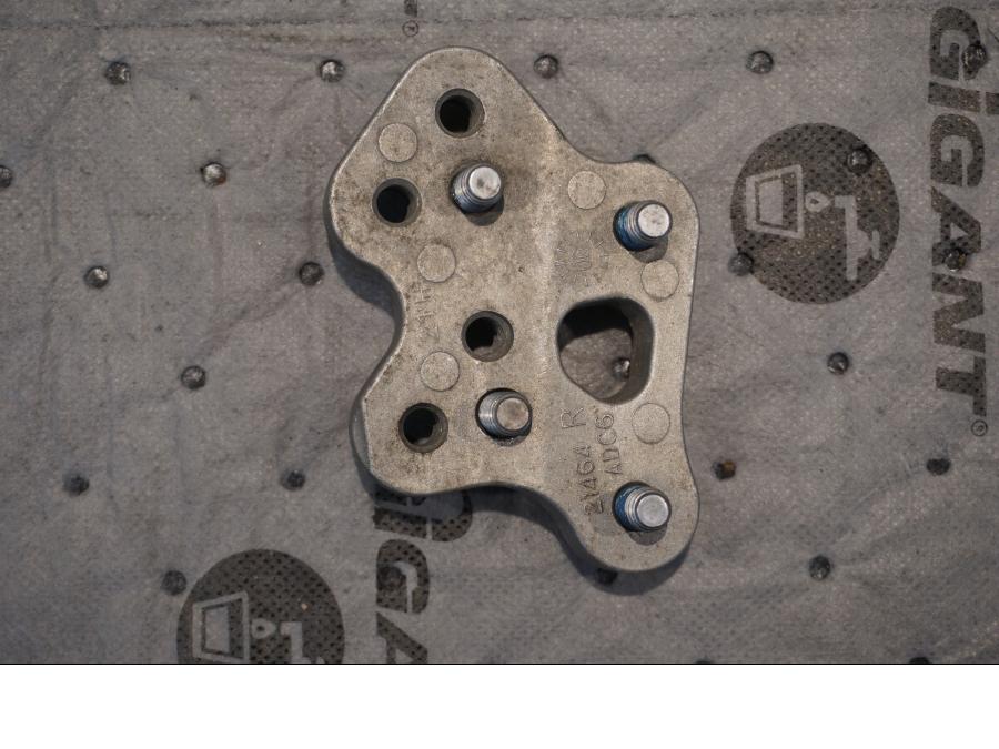 Baksidan på Fotpinnefäste inre från en Suzuki GSX-R 1000 -2008 motorcykel.