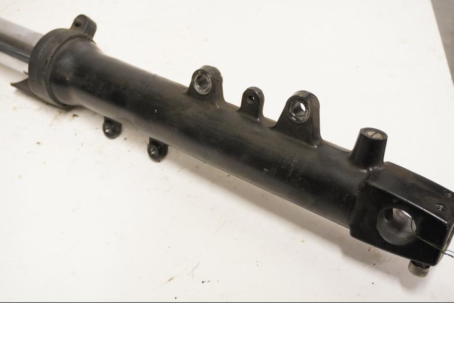 Snett uppifrÄn pÄ Gaffelben frÄn en Triumph Daytona 650 -2005 motorcykel.