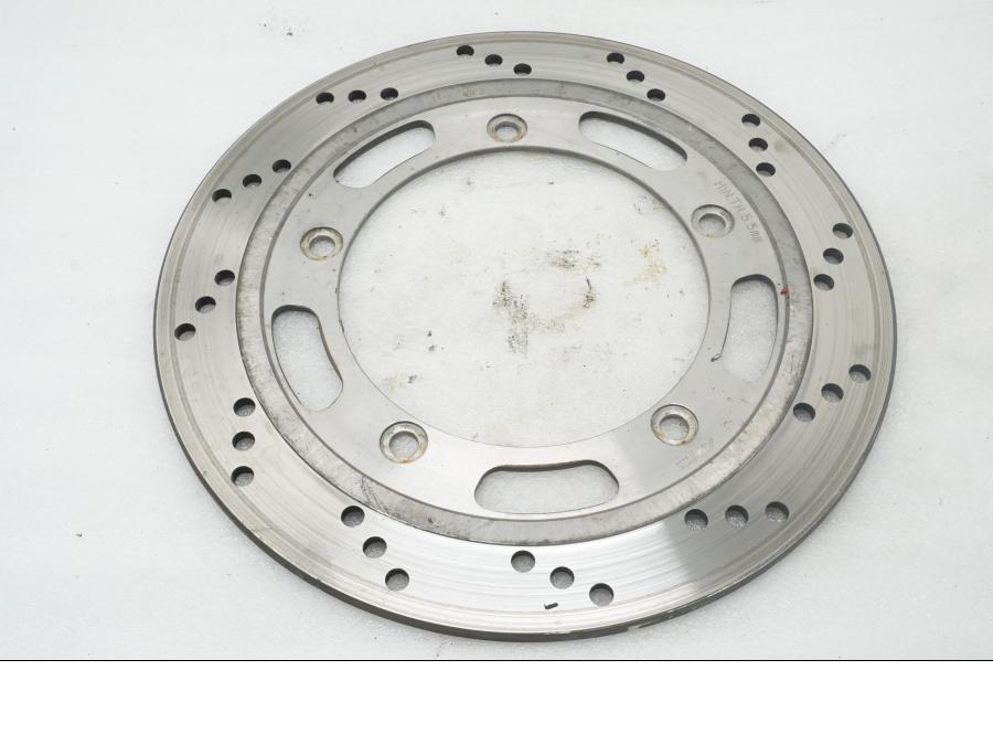 Framsidan på Bromsskiva från en Triumph Legend TT -2000 motorcykel.