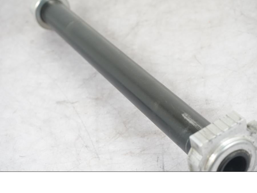 Vänster sida på Axel från en KTM 1290 Super Adventure S -2022 motorcykel.