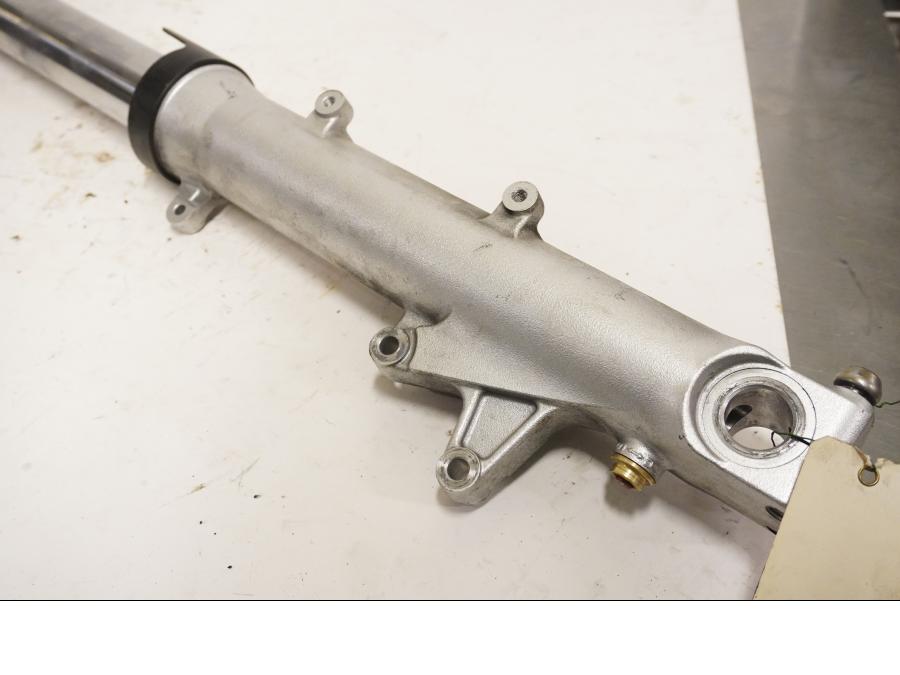 Snett uppifrån på Gaffelben från en Honda CBR 600 RR -2003 motorcykel.