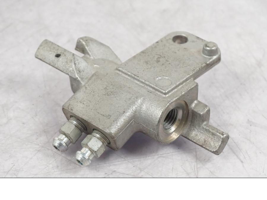 Vänster sida på Bromsfördelare från en Suzuki GSF 1250 -2010 motorcykel.