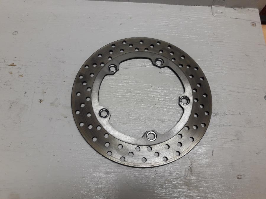 Framsidan på Bromsskiva från en Yamaha XSR 900 -2016 motorcykel.