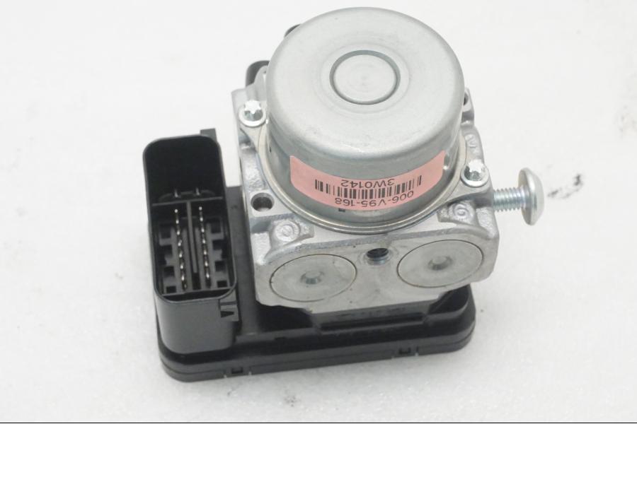 Baksidan på ABS Modulator från en Kawasaki Z 400 -2020 motorcykel.