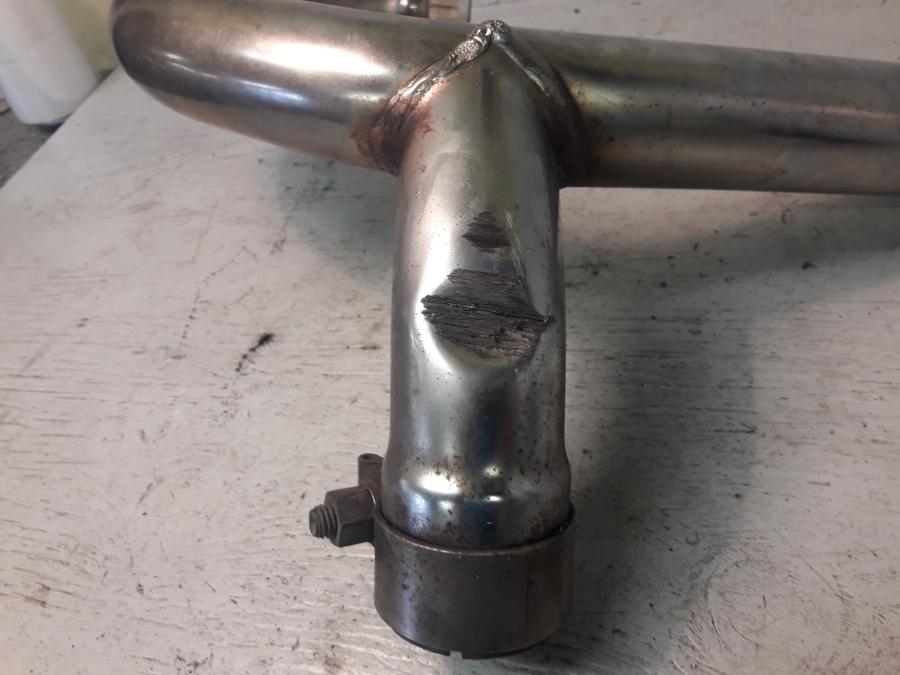 Höger sida på Grenrör från en BMW R 1150 R -2004 motorcykel.