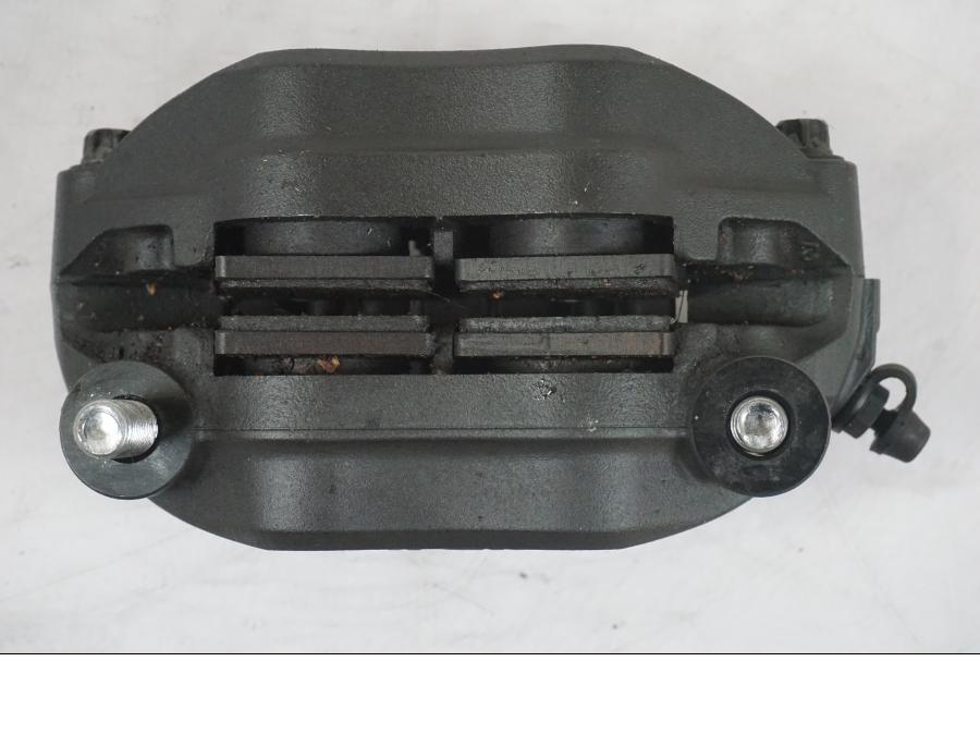 Snett nerifrån på Bromsok från en Kawasaki ZZ-R 1400 -2009 motorcykel.