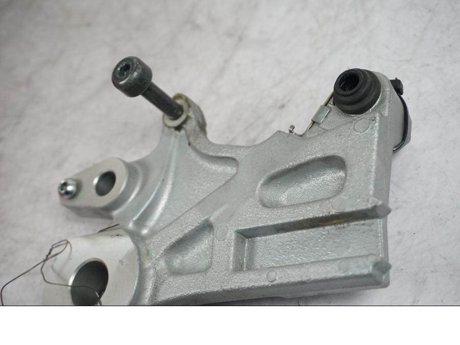 Snett uppifrån på Bromsoksfäste från en Yamaha MT-07 -2020 motorcykel.