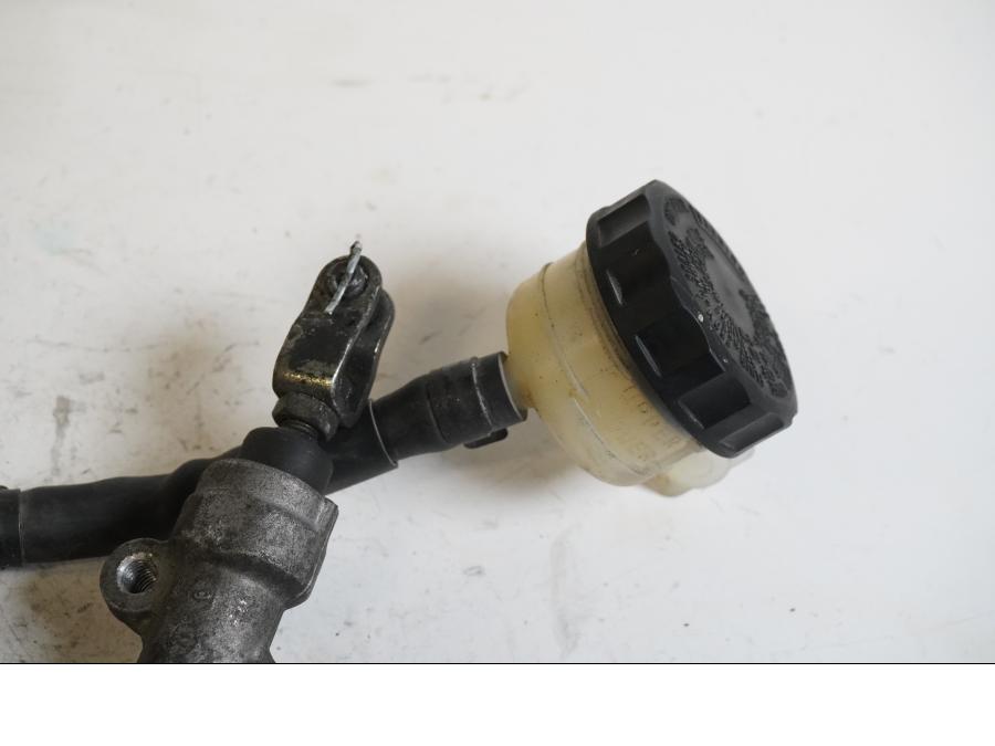 Höger sida på <p>Bromshuvudcylinder bak från Kawasaki ER-6N ABS 2010.</p>
<p>Okej skick.</p> motorcykel.
